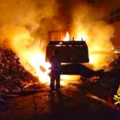 Sperone, incendio in un’azienda di pellet: Vigili del Fuoco in azione per ore