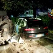 Auto si ribalta nella notte ad Avellino: paura per una donna di 42 anni