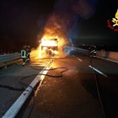 Grottaminarda, in fiamme autocarro in transito sull’A16: intervengono i Vigili del Fuoco