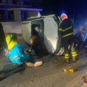 Incidente stradale ad Avellino, auto si ribalta: tre feriti, due estratti dalle lamiere