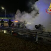 Incendio su A16: auto avvolta dalle fiamme, nessun ferito