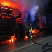 Fondovalle Isclero, a fuoco autotreno carico di polli