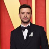 Justin Timberlake canta di fronte a una fan (ma lei non si accorge di nulla perché messaggia al telefono)