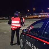 Fuga sulla A16: Audi A6 sfonda il casello durante un controllo notturno dei Carabinieri