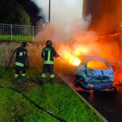 Lioni, auto in fiamme: caschi rossi in azione