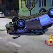 Avellino, auto sbanda e si ribalta: ferito il conducente