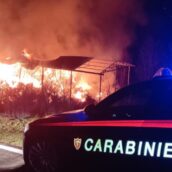 Morra De Sanctis, in fiamme capannone con 280 rotoballe: indagano i Carabinieri