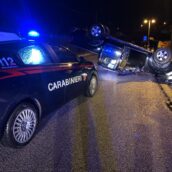 Pickup ribaltato in strada, il conducente si era allontanato: rintracciato dai Carabinieri